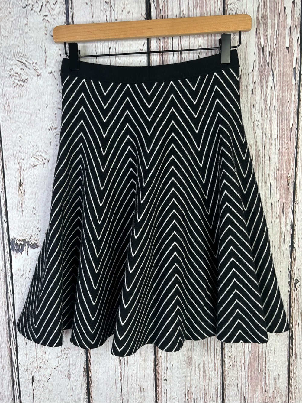 Carmen Marc Valvo Knit Skater Skirt Black White Chevron Pattern XS Rayon Nylon